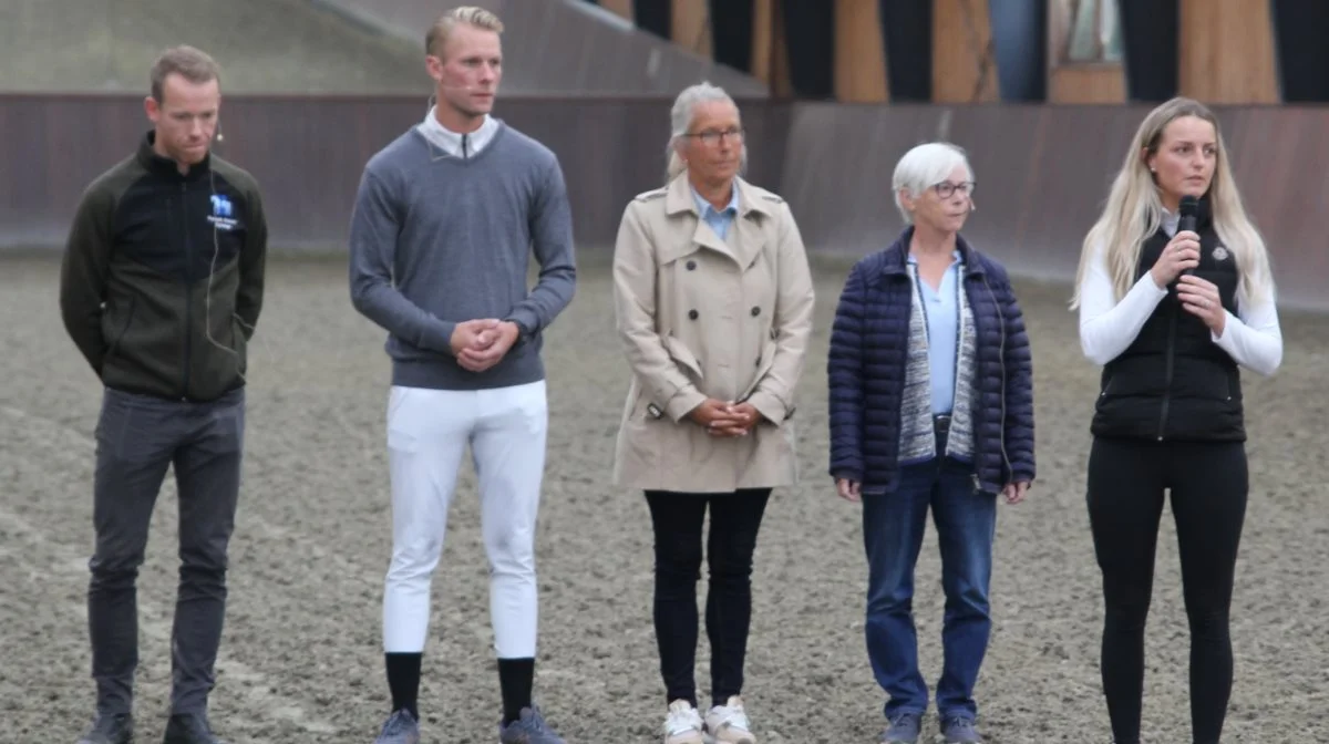 Landsholdsdyrlæge Frederik Nielsen, OL-sølvvinder Daniel Bachmann, Charlotte Mogensen, der agerede konferencier, dressurdommer Susanne Baarup og arrangør Ida Ejlersgaard ved arrangementet på Kirstineholm forleden. Fotos: Henriette Lemvig