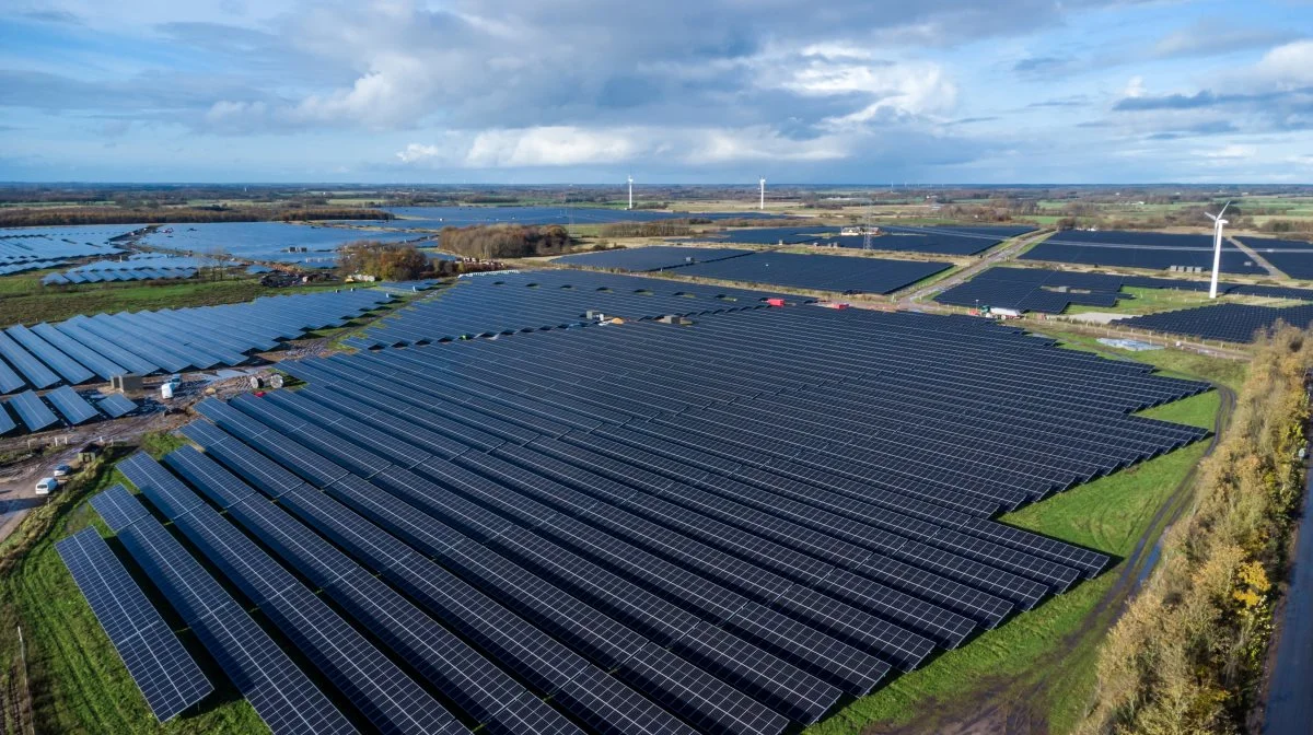 Mange steder i landdistrikterne er man ved at nå et mætningspunkt for udbygning af vedvarende energi i form af solceller og vindmøller. Arkivfoto