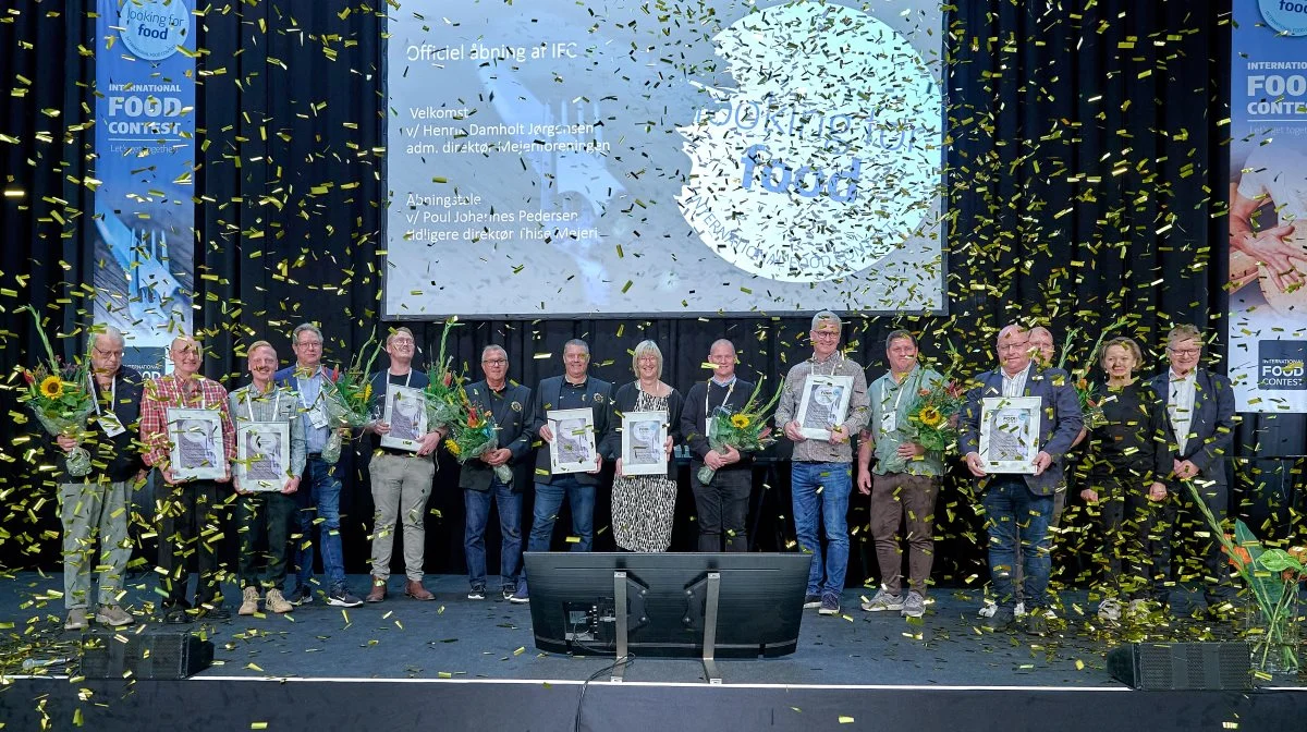 Guldregn over mejerimestrene. Årets vindere af mejeridysten til International Food Contest blev hyldet på scenen i Herning sammen med vinderne af Gourmetprisen 2024. Foto: Tony Brøchner