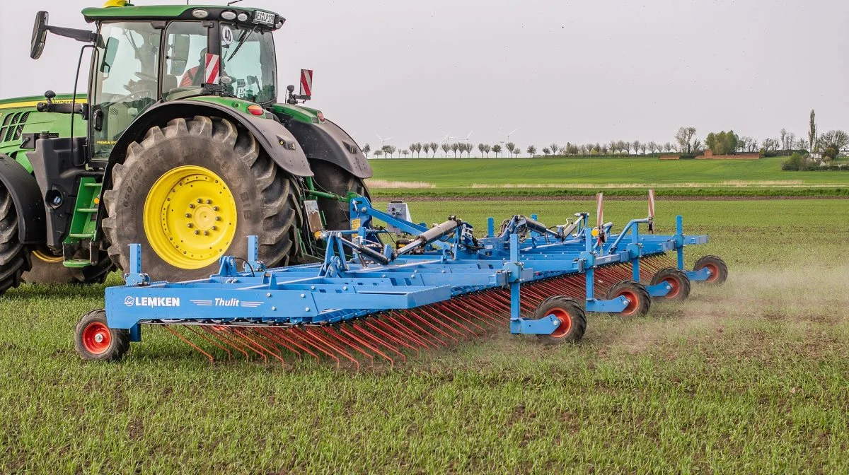 Lemken går fra maksimalt ni meters arbejdsbredde på deres ukrudtsstrigler til 12,2 meter på den nye Thulit MF/1200. Foto: Lemken