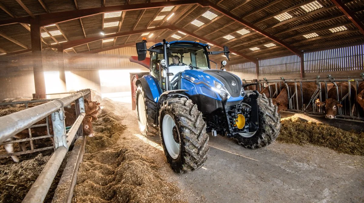 New Holland har opdateret deres T5 Dual Command-traktorserie med nye funktioner, der øger både produktivitet og komfort. Serien omfatter fem modeller med motorer fra 80 til 117 hk, drevet af FPT F36 3,6-liters firecylindrede motorer. Modeller med 38" bagdæk har en frihøjde på 480 mm og en lav totalhøjde på under 2,67 meter. Pressefoto