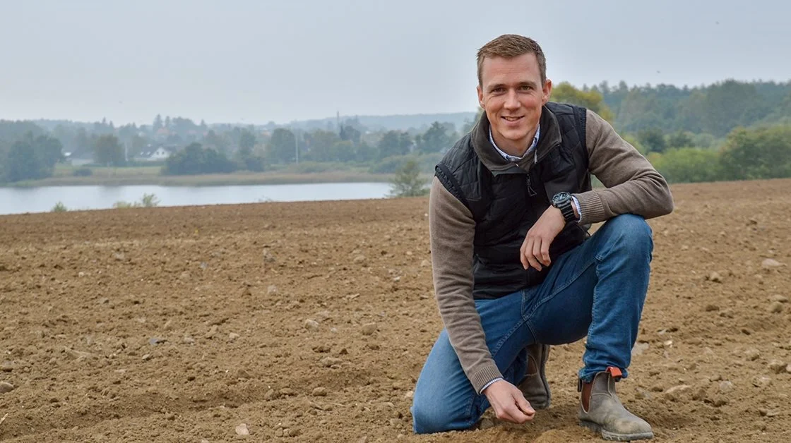 Kristoffer Linderoth, landmand i Nordvestsjælland, har oplevet, hvordan ukendte personer har efterladt sundhedsskadelige eternittagplader på hans jord. Arkivfoto: Ulrik Larsen 