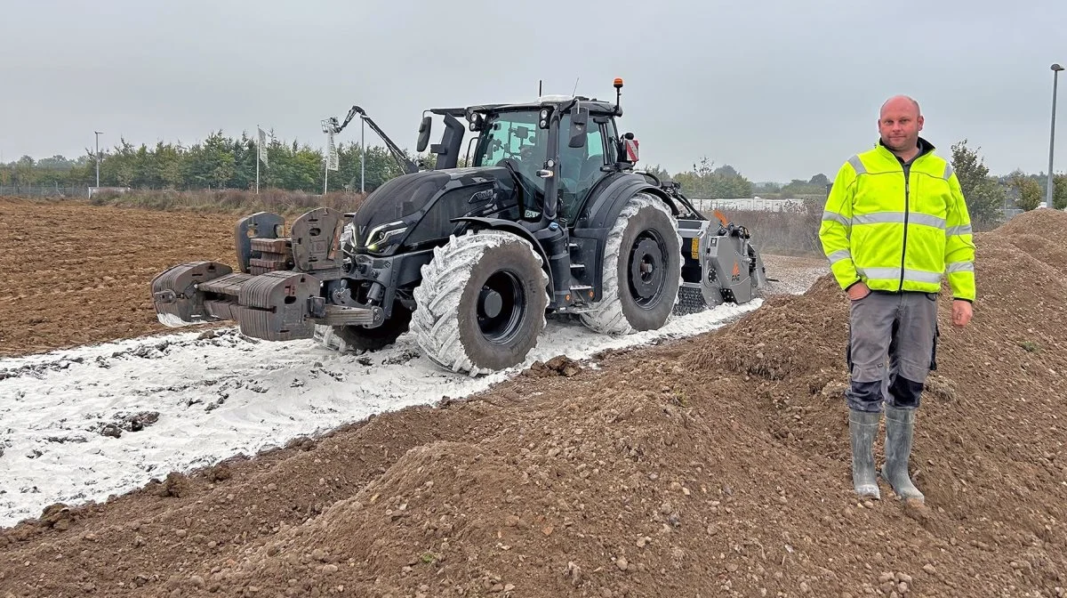 En tilpas entreprenør Michael Larsen med en af de nye Valtra-traktorer med masser af power til FAE-jordstabilisatoren.