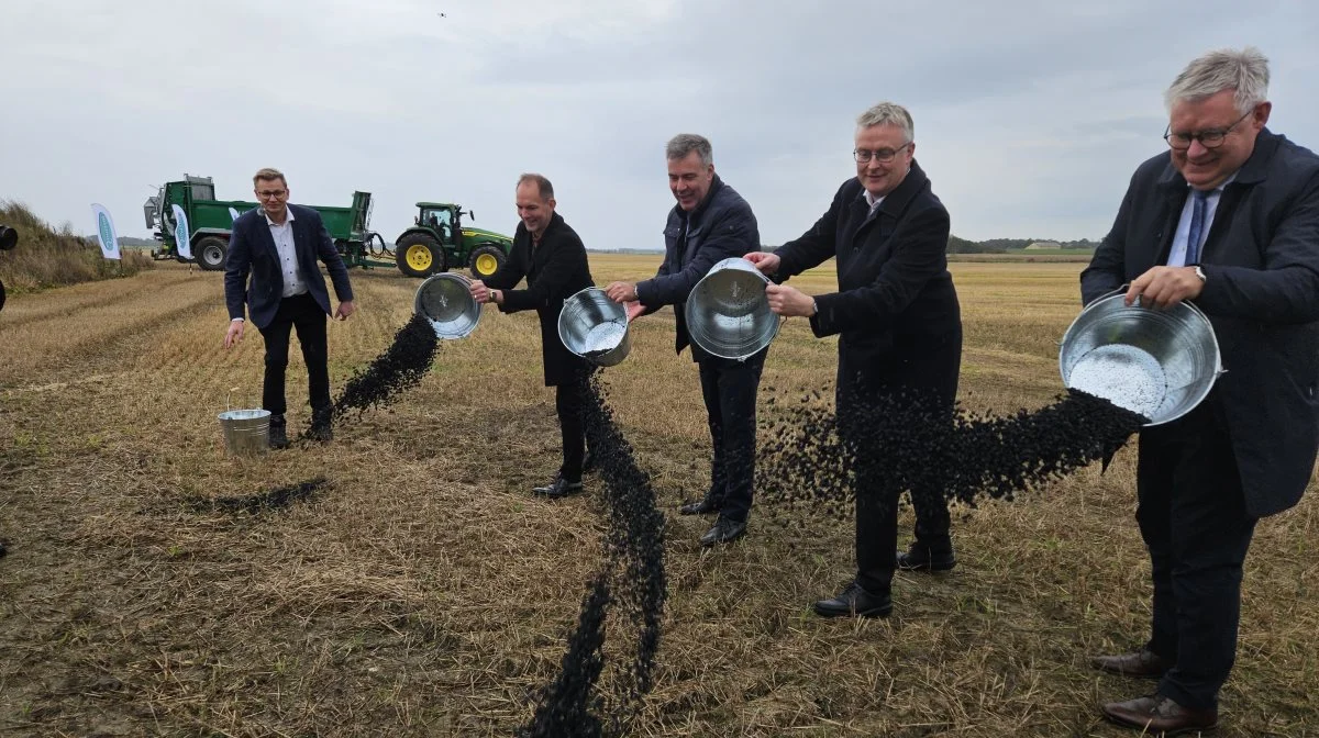 Ministeren for den grønne trepart Jeppe Bruus, klimaminister Lars Aagaard, landbrugsminister Jacob Jensen og Hjørring-borgmester Søren Smalbro hældte symbolsk hver en spand biokul ud på marken ved siden af pyrolyseanlægget.