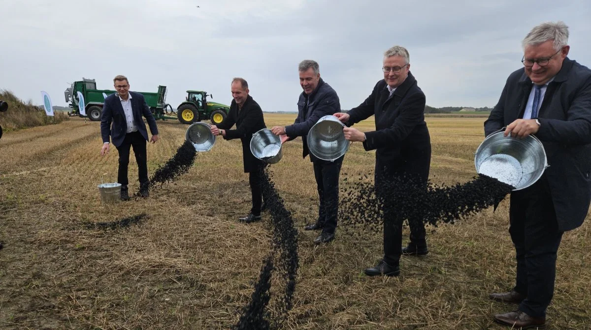 Ministeren for den grønne trepart Jeppe Bruus, klimaminister Lars Aagaard, landbrugsminister Jacob Jensen og Hjørring-borgmester Søren Smalbro hældte symbolsk hver en spand biokul ud på marken ved siden af pyrolyseanlægget.