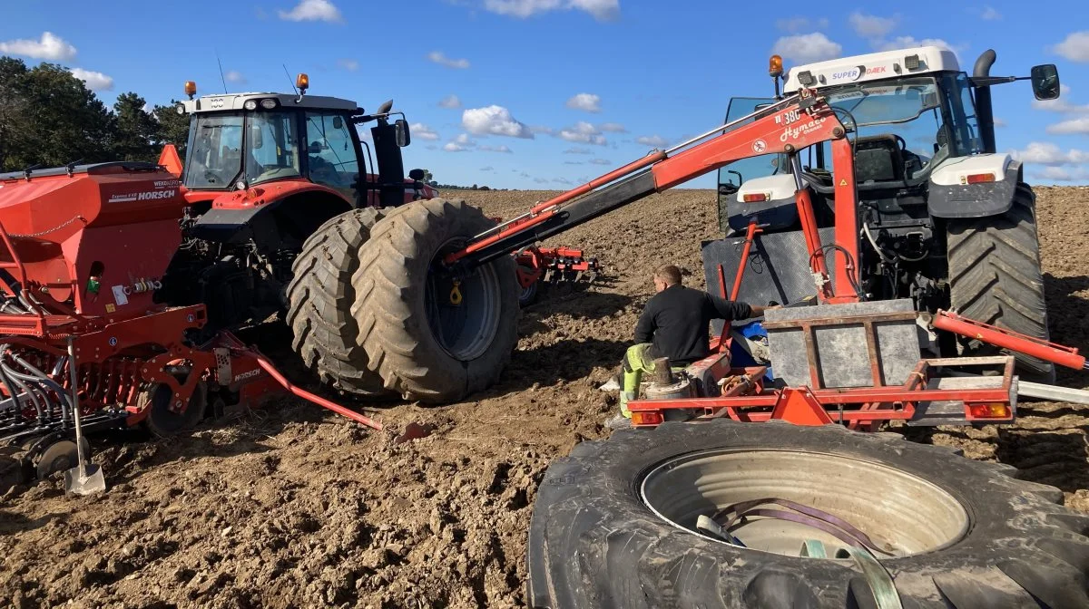 Super Dæk-afdelingen i Rødby råder over en specialbygget traktor, som hurtigt og effektivt kan hjælpe landmænd i nød. Foto: Super Dæk
