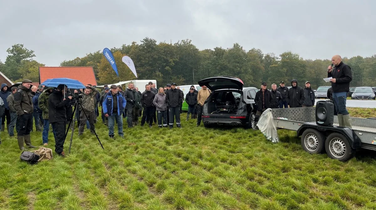 Christian Rabølle, maskinkonsulent hos VKST (på traileren til højre), påpegede, at det kan give god mening at opgradere en brugt sprøjte i stedet for at købe en ny. Foto: Jesper Hallgren