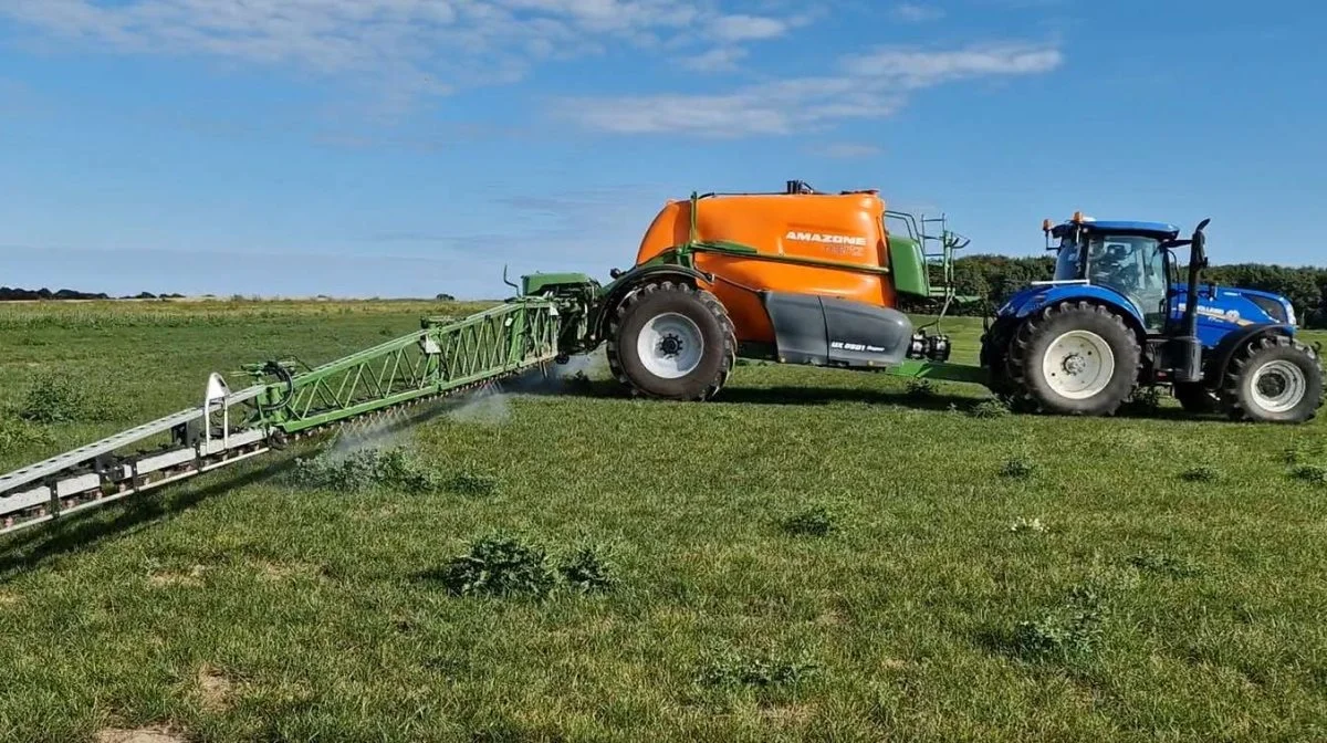 Spotsprøjtning gør det muligt at bekæmpe ukrudtet med et markant lavere forbrug af pesticider. Arkivfoto