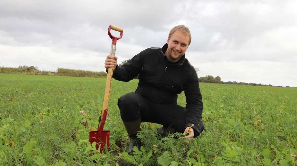 Forvalter Lasse Bertelsen, Schackenborg Landbrug, ses her i FRDK's Carbon Farm-blanding. Den kan ses i såvel demoarealet som på 115 hektar af Schackenborgs i alt 235 hektar med efterafgrøder. Foto: FRDK