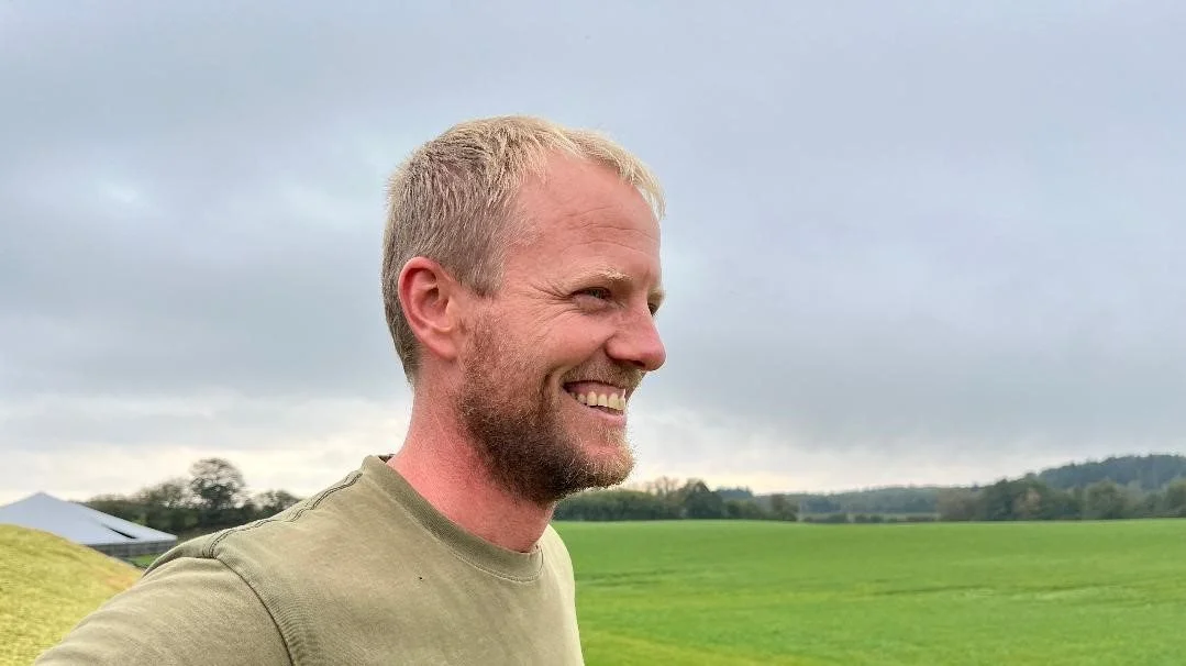 - Jeg er ikke misundelig på ét eneste andet erhverv. Jeg elsker at være landmand, siger 42-årige Thomas Jessen. Vi har sat fynboen stævne for at høre om hans syn på landbrugsstøtten. Foto: Christian Ingemann Nielsen