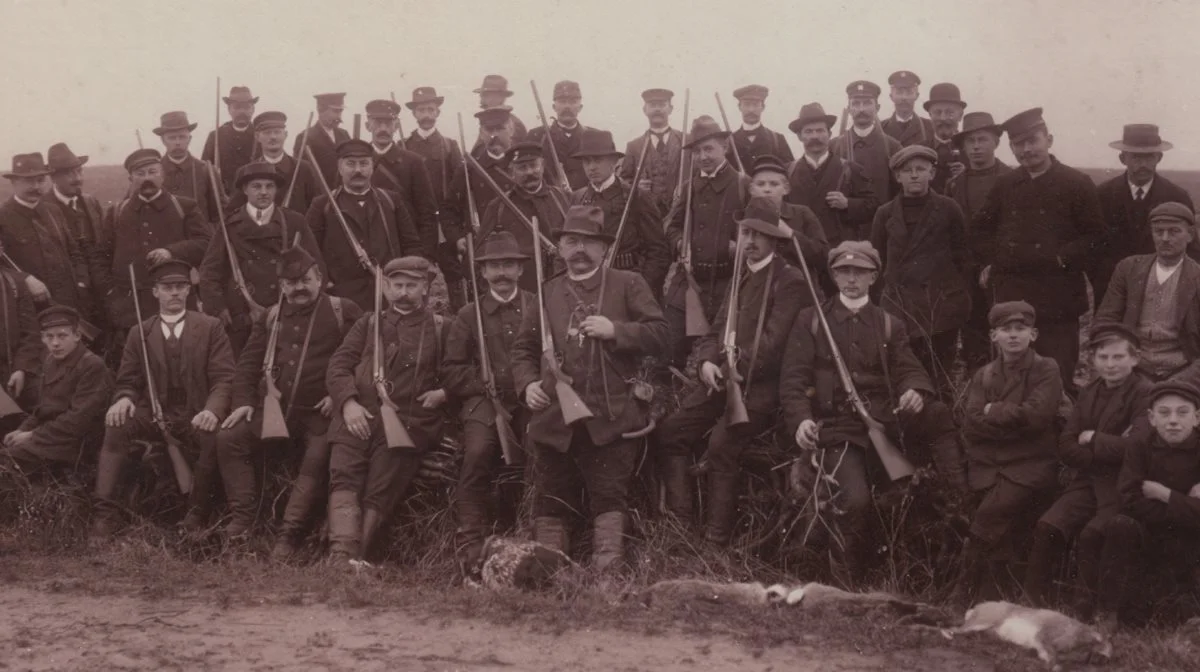 Foto fra en stor fællesjagt omkring år 1900. Fotos: Forlaget Hadrian