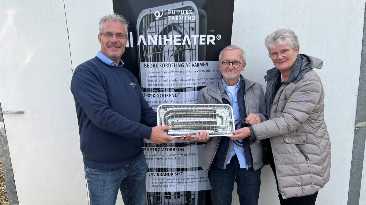 Kurt og Karin Andreasen, Future Farming, der over en årrække har udviklet deres innovative varmepanel, Aniheater, overdrager nu det globale salg af varmepanelet til Best Farm ved direktør Lars Brunse. Pressefoto