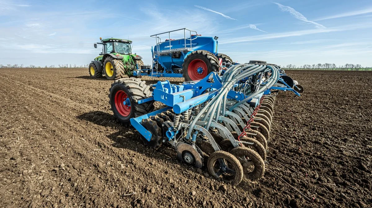 Den nye 12-meter Lemken Solitair ST er udstyret med de dobbelte OptiDisc-skiveskær, og som forredskab kan vælges trapezruller,  bølgeskær eller planerplanke. Foto: Lemken