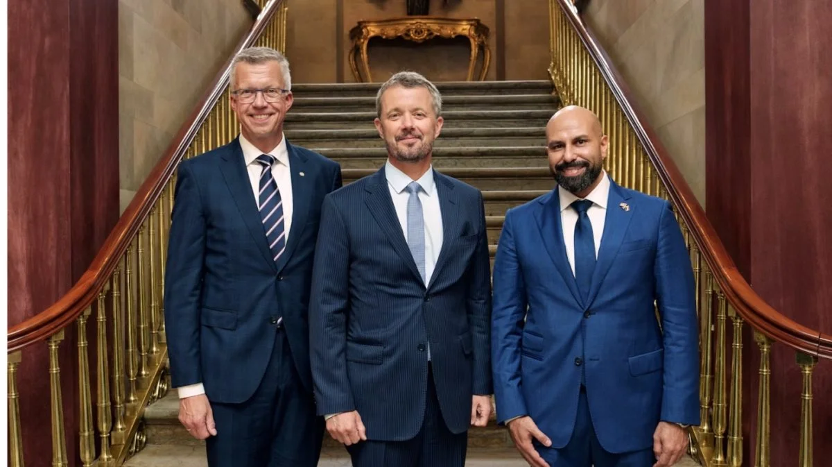 Kong Frederik flankeret af koncerndirektør Henrik T. Halken (tv), Aller Aqua ved Christiansfeld, og Hussien Mansour, direktør for den egyptiske fabrik, i forbindelse med overrækkelsen af Kronprins Fredriks Business Award i august sidste år. Foto: Aller Aqua