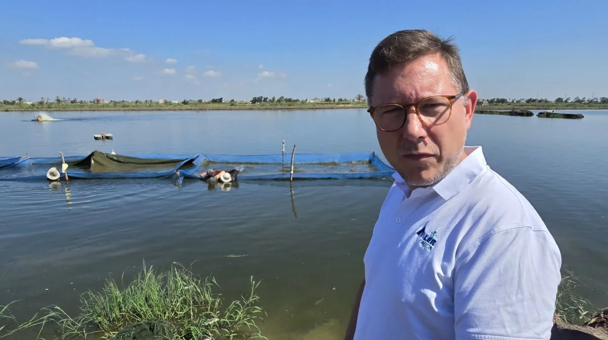 Her besøger Kenneth Madsen, Aller Aqua, én af firmaets mange egyptiske landmandskunder i det store Nildelta i Egypten. Landmanden har vand med fiskeproduktion i halvdelen af året og dyrker hvede på samme arealer i den anden halvdel af året.