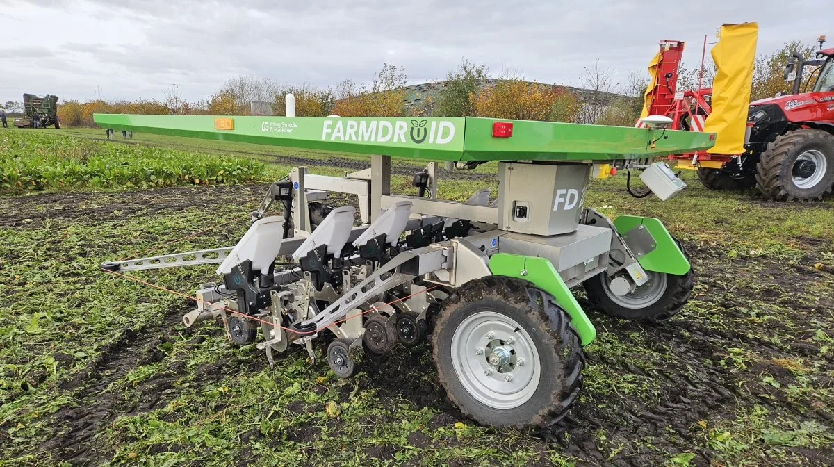 Holdet bag Farmdroid anbefaler, at én robot passer op til 20-30 hektar.