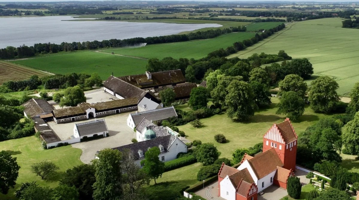 Hørbygaard - hjemmebanen for Agrovis afdeling ved Holbæk - ligger kun et stenkast fra Isefjorden. Foto: Ole Høstrup