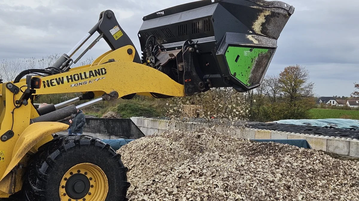 Roerne blev knust og lagt i stakken med græsensilage.