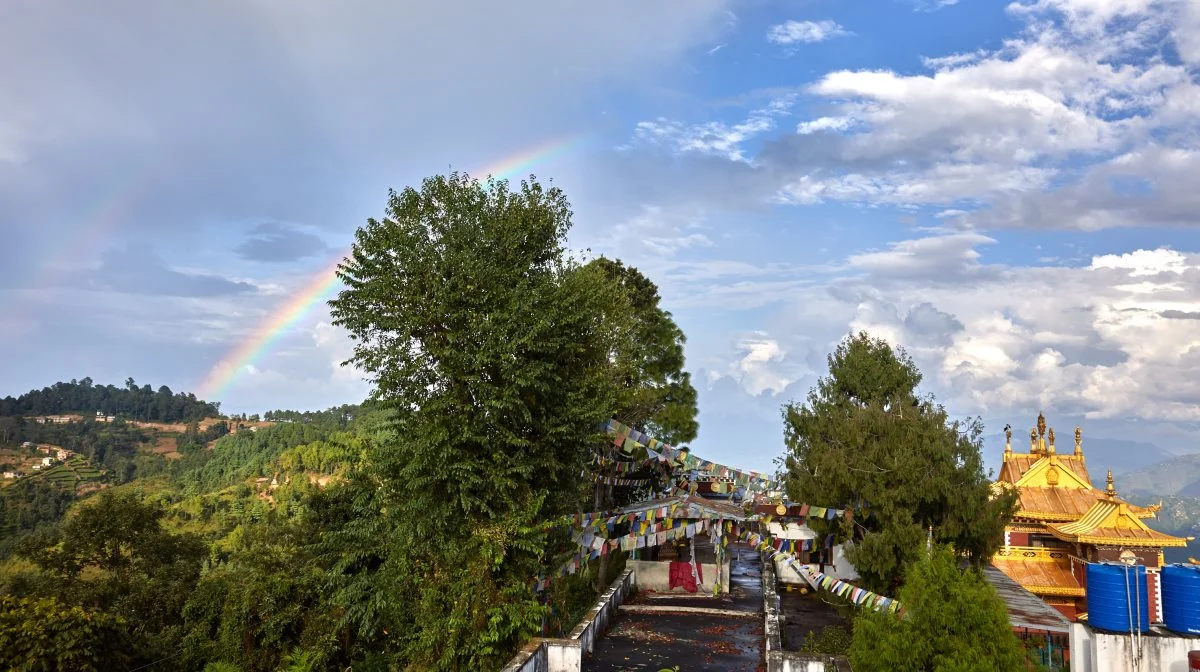 Nepal byder på fascinerende natur som her, hvor der også er et buddhistisk tempel i bjergene.