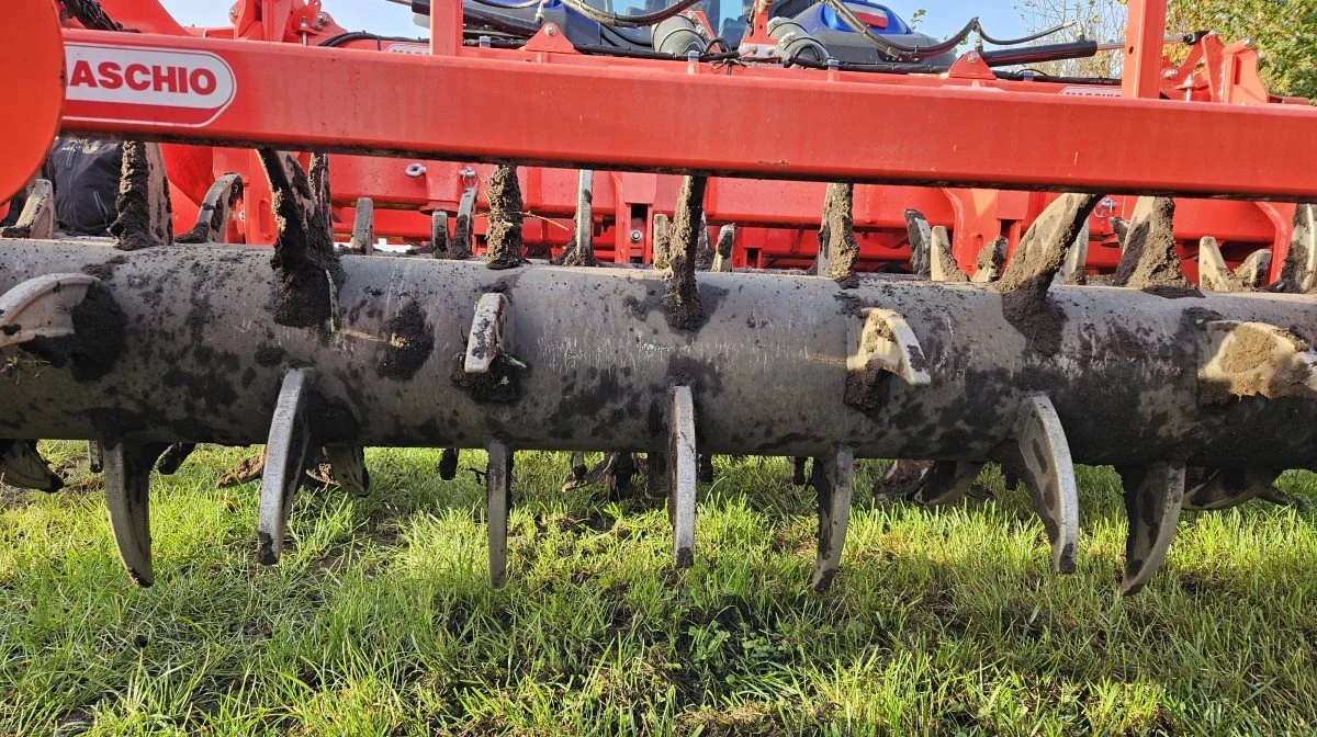 Grubberen har blandt andet løsnet spor helt ned på 70 centimeters dybde.