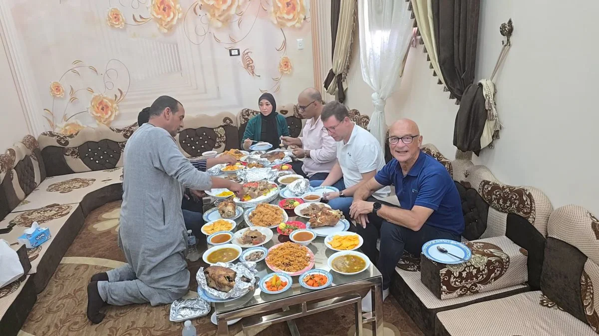 Tilbage fra marken er det frokosttid, og landmand Farag Burik (tv.), som har tre koner, sætter for sine tre gæster en overflod af retter på bordet, som primært spises med fingrene.