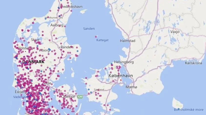 Danmarkskort med oversigt over besætninger, hvor der er konstateret smitte eller mistanke om smitte med bluetongue. Opdateret torsdag den 29. august. Blå prik: Mistanke om smitte. Lyserød prik: Smittet besætning. Kilde: Fødevarestyrelsen