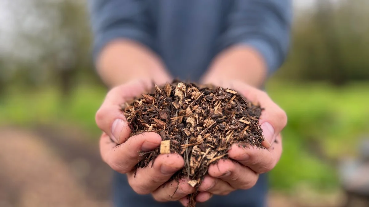 København Zoo ønskede et bæredygtigt, støvfrit og dermed allergivenligt alternativ til spagnum, træpiller, halm, tørv og træfibre. Resultatet blev Biobed.