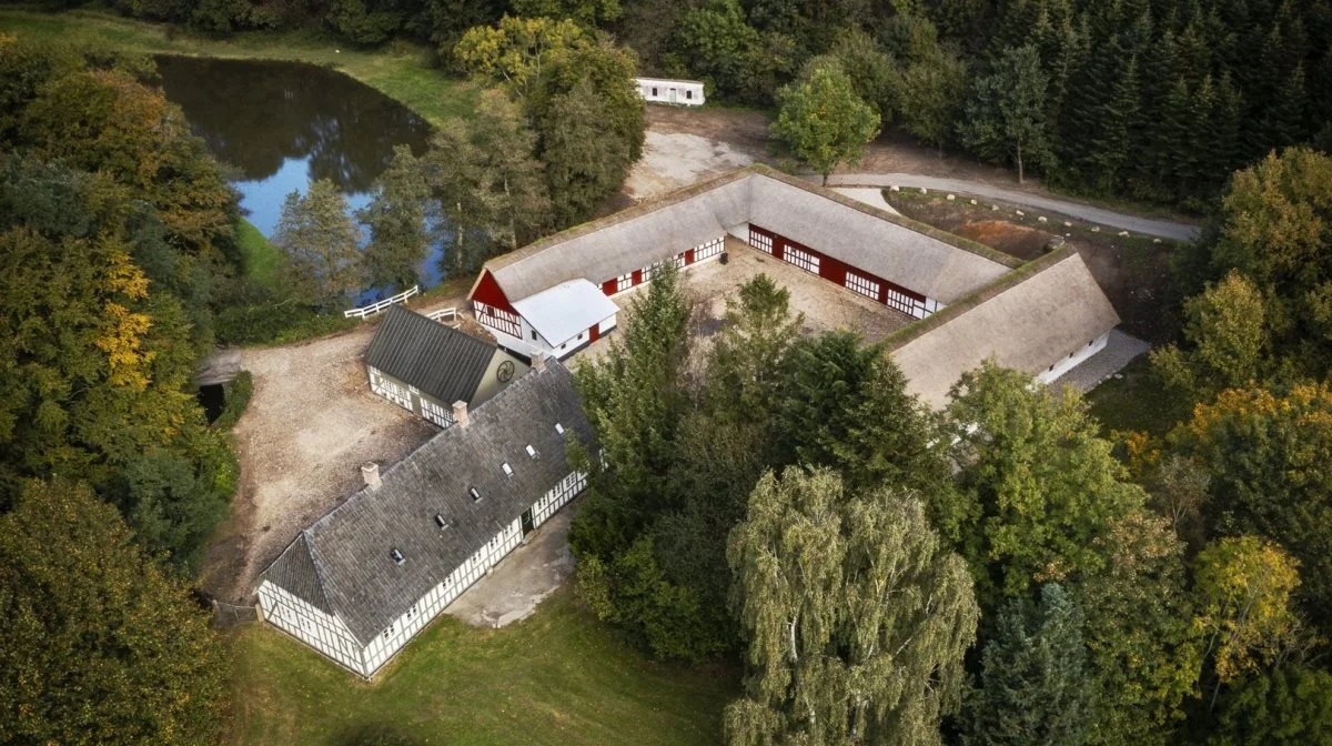 I 1837 stod Gammelby Mølle i store træk som i dag med stuehus, mølle og trelænget avlsgård. I 1964 blev møllen og stuehuset blev fredet, og i 1986 blev også møllens omgivelser fredet. Fotos: Kurt Rodahl Hoppe /Realdania By & Byg