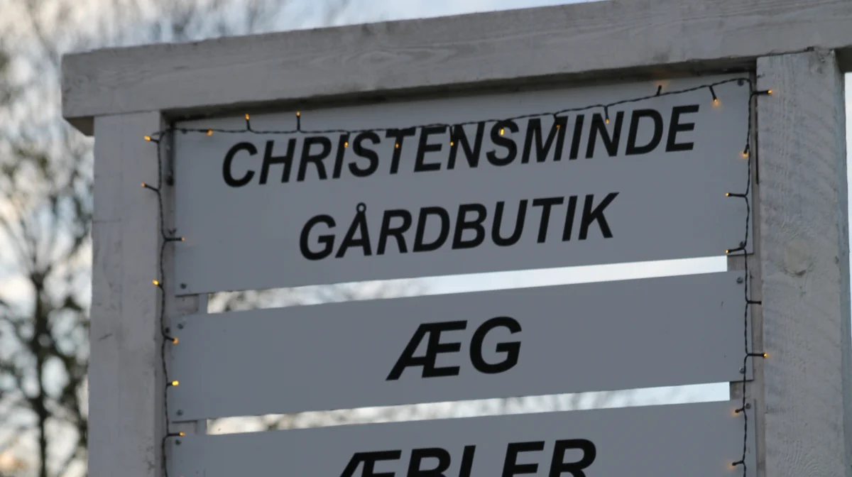 Man skal helt ind i gården, for at komme ind i gårdbutikken, hvor man ved selvbetjening blandt andet kan købe både æg, æbler, most og andre af sæsonens grøntsager.