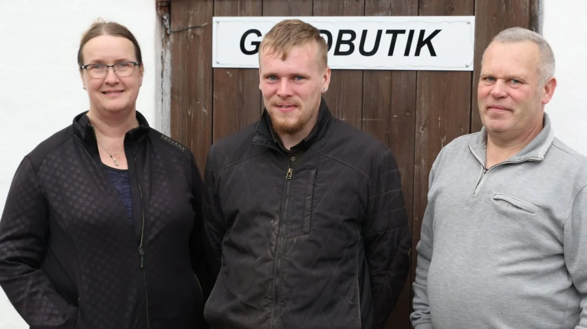Den daglige drift af gårdbutikken varetages af Kristina og Lars Kristiansen, da Magnus, der oprindeligt fik ideen til gårdbutikken, arbejder som elev på Strib kirkegård.