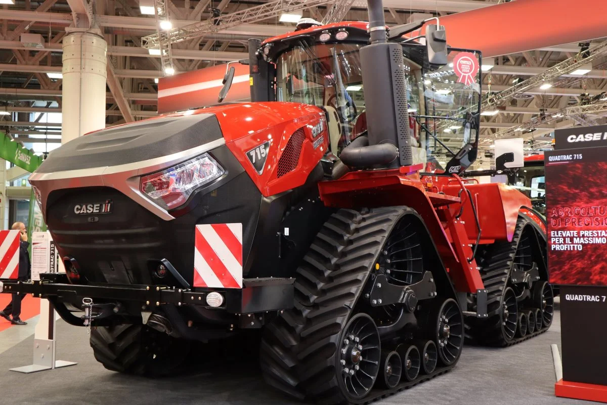 Onsdag i denne uge på EIMA-udstillingen i Bologna blev Case IH QuadTrac 715 AFS med 778 hk kåret til årets traktor i HighPower-kategorien og i MidPower-kategorien blev Fendt 620 Vario kåret, hvor traktorerne i denne kategori ikke må have mere end 280 hk. Fotos: Anders Niléhn.