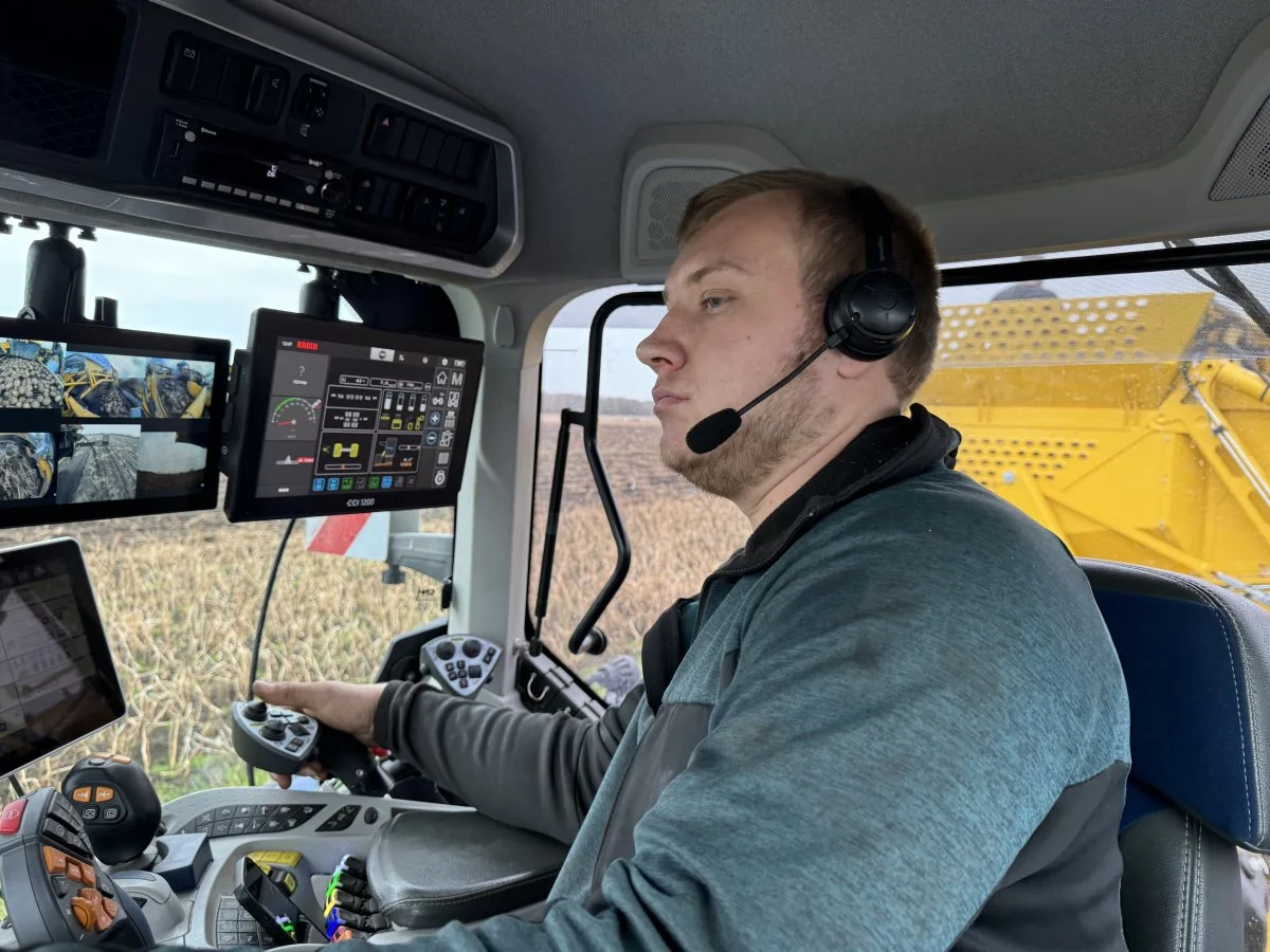 En dybt koncentreret Peter Nedergaard, som arbejder ved Nørregaard Planteavl, roser Ropa-optageren for både betjening, kapacitet og en meget solid opbygning. 