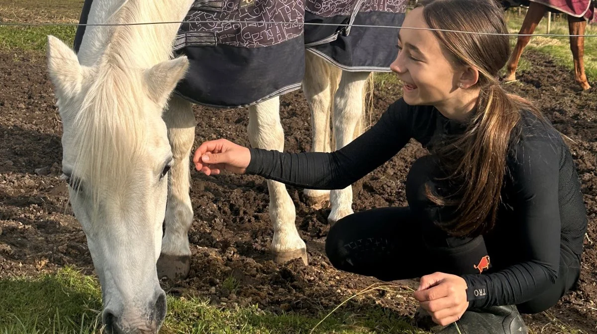 Hollie Nolia med Allure - hendes første pony. - Jeg fik Allure den 15. februar 2023 klokken 11.57, siger hun glad.