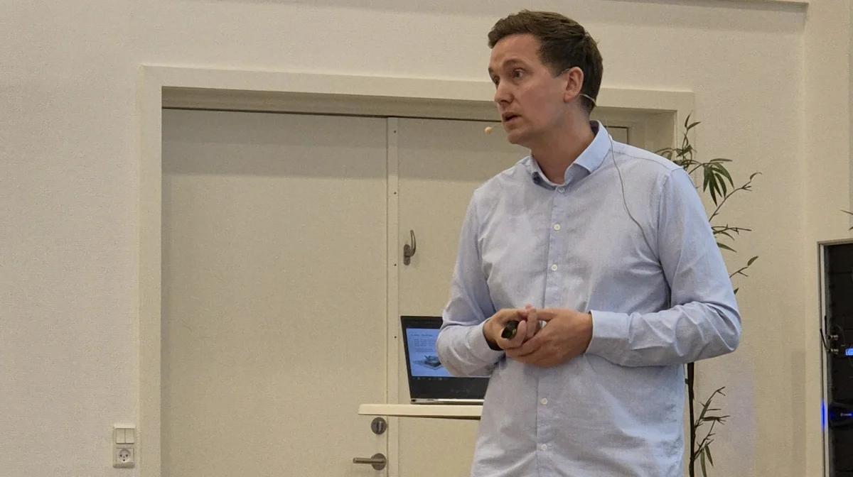 - Biogas bliver hentet i den ene ende og så snegler vi sand ud i den anden ende. Det er simpelt. Landmanden skal vælge farve og hvor mange køer anlægget skal klare, det er det, fortalte Jeppe Klug Madsen fra BioCirc. Foto: Tenna Bang