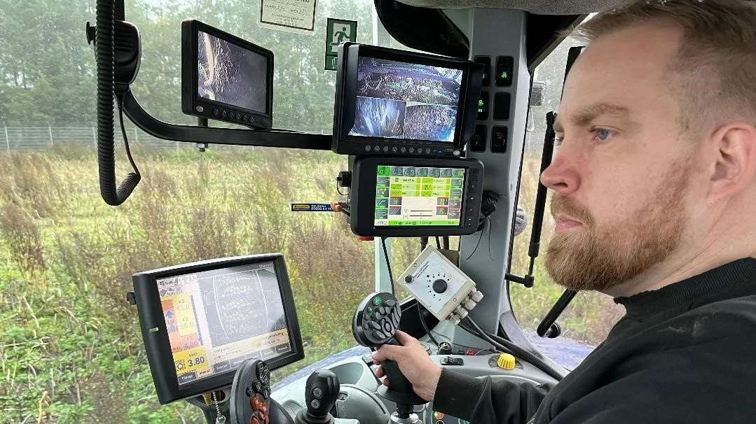 Mens hans far agerer lastbilchauffør – og næsten dagligt kører kartofler til Toftlund – tager 32-årige Kristian Rosenlund selv tjansen i traktoren hjemme på markerne ved Vojens. Foto: Christian Ingemann
