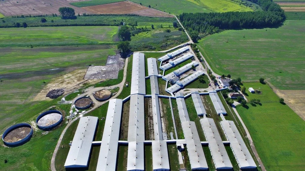 Luftfoto af so-farmen på Dan Slovakia Agrar i Slovakiet. Her er 8.500 søer og på de to nærliggende slagtesvinestalde produceres årligt omkring 300.000 svin. Erik Jantzen var sammen med andre danske landmænd med til i 2001 at starte Dan Slovakia Agrar. Foto: DSA