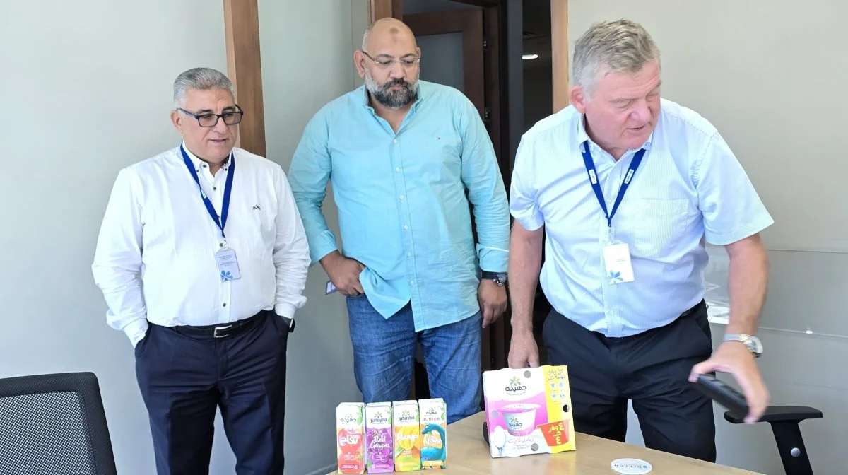 Et udvalg af Juhaynas produkter skal lige med på billedet, fastslår Niels Thomsen sammen med sin chef for hans leder af landbrugsafdelingen, Germal Hoda (tv.) og driftsleder på firmaets kvæggård, Mahmoud Abouzeid.