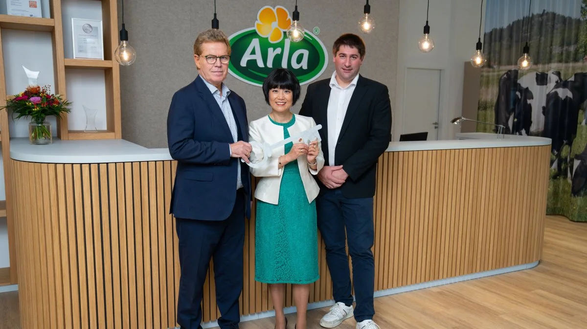 Fra venstre: Adm. direktør i Arla Foods, Peder Tuborgh, Arlas Tyskland-direktør Lillie Li Valeur og Arlas bestyrelsesmedlem Marcel Goffinet ved indvielsen af det nye kontor i Düsseldorf. Foto: Arla