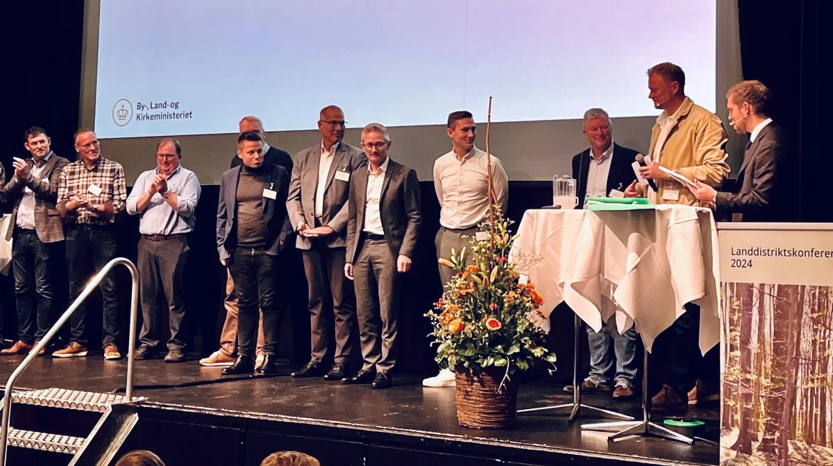 Minister for byer og landdistrikter Morten Dahlin har overrakt Landdistriktsprisen 2024 til Dagrofa på årets Landdistriktskonference i Vejle. Pressefoto