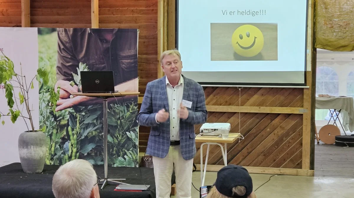 Svend Brodersen er ejer af Gram Slot, og delte på skovlandbrugsdagen ud af de erfaringer han selv har gjort sig med at idtroducere skovlandbrug på en del af bedriften til slottet. Fotos: John Ankersen