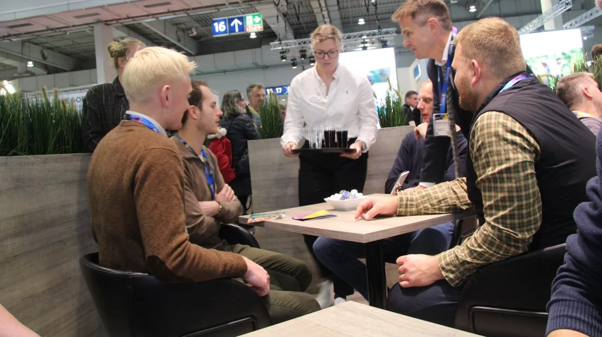 Danske svineproducenter besøger EuroTier. Her er det Karsten Pedersen, direktør i Tönnies Livestock Danmark, der fortæller om europæiske markedsforhold. Fotos: Anne Wolfenberg