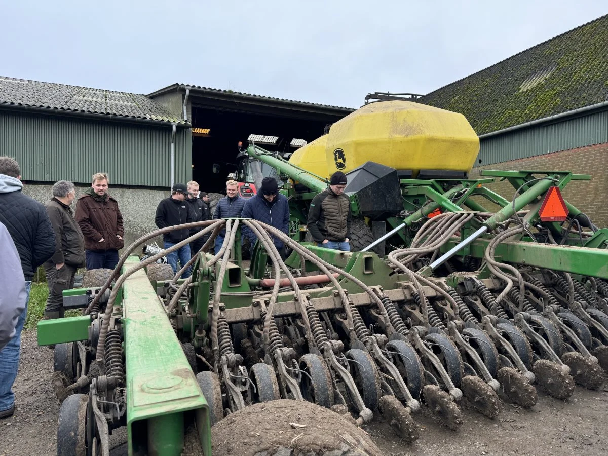 Hos Morten Mikkelsen blev der blandt andet mulighed for at tage et kig på den ni meter brede John Deere-såmaskine. 