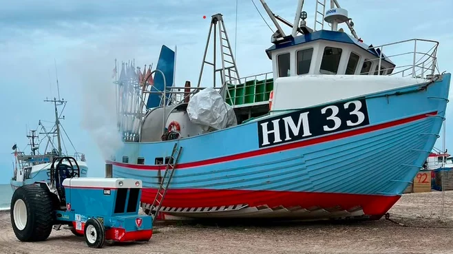 »Gutterne på Kutterne« stiller op med deres unikke traktor til traktortræk udstyret med en motor fra en gammel fiskekutter. Traktoren er udstillet på standen alle dage, men onsdag den 27. november fra kl. 16.00 til 20.00 er der mulighed for at møde nogle af kutterne fra »Gutterne på Kutterne«.