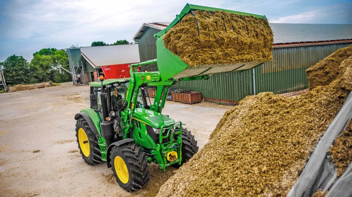 Det bliver en John Deere 6M, model 220, der får Danmarkspremiere på Semler Agro-standen, med en motorydelse på 250 hk, og en akselafstand på 2,8 meter.