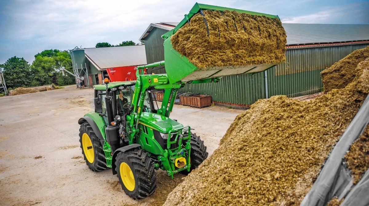 Det bliver en John Deere 6M, model 220, der får Danmarkspremiere på Semler Agro-standen, med en motorydelse på 250 hk, og en akselafstand på 2,8 meter.