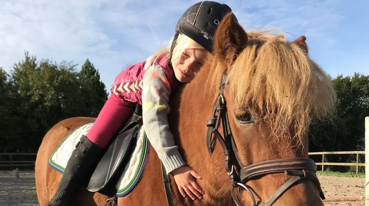 Disa som fire-årige, da hun begyndte at ride på elevponyen Tue hos Lindebjergs Ponyteam i Aarup. Privatfoto