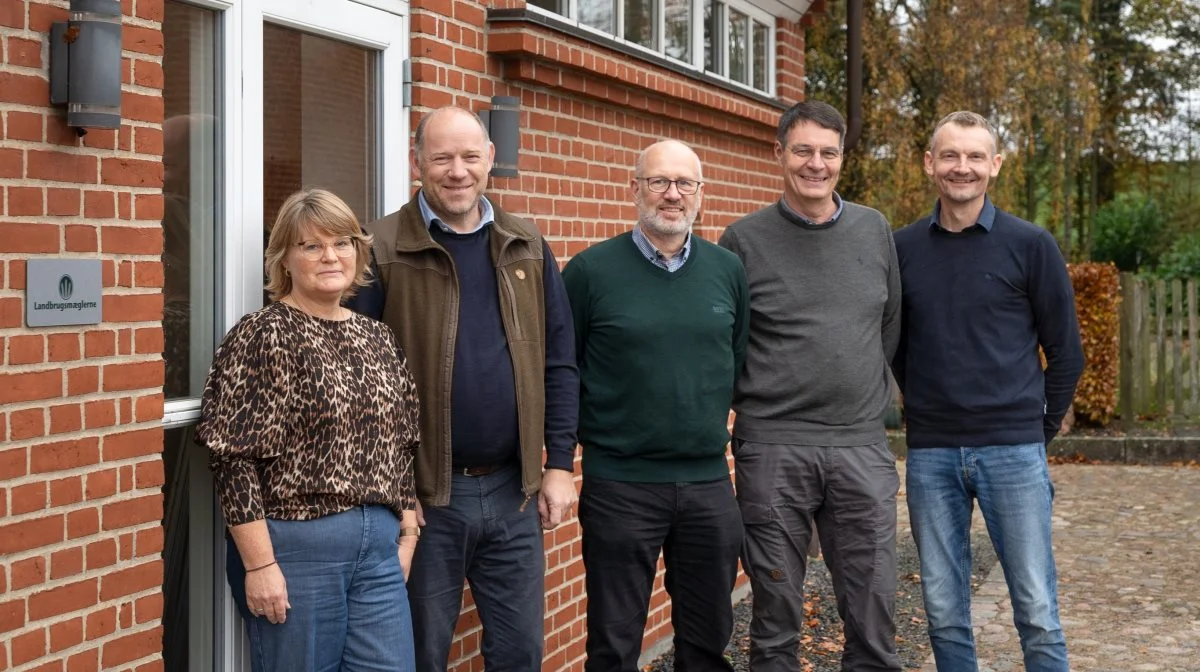 Tina Jensen, Christian Schulin-Zeuthen, Jens Vestergaard, Jesper Madsen og Jens Ole Futtrup fra Landbrugsmæglerne i de nye omgivelser ved Foerlev. Pressefoto