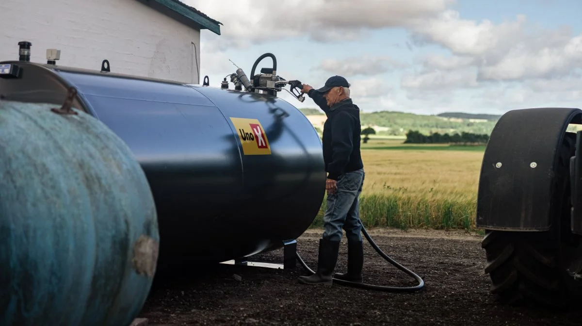 Uno-X Landbrug tilbyder blandt andet de danske landmænd lang kredit, fastprisaftaler, tørløbssikring og mulighed for at bestille diesel over sms døgnet rundt. Firmaet har gennem årtier leveret landbrugsdiesel og landbrugsolie til de danske landmænd. Foto: Uno-X