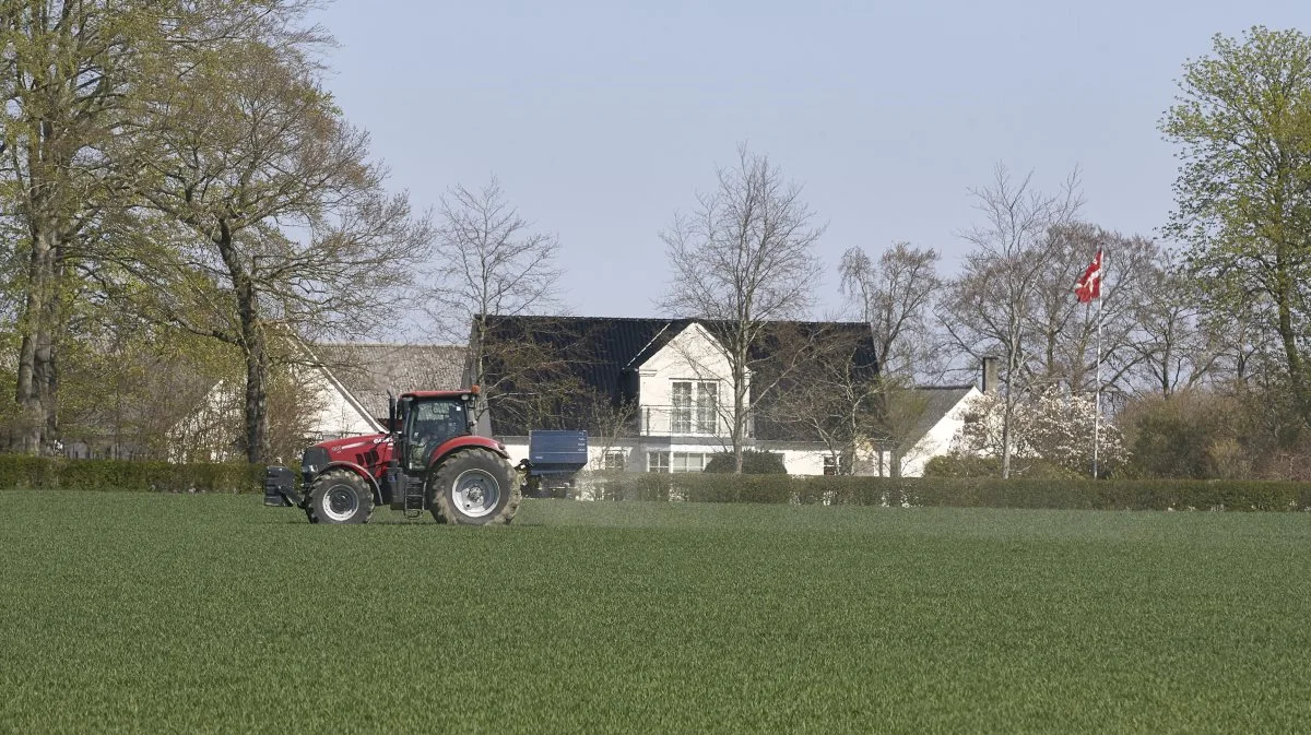 - Man mangler en væsentlig detalje i Statsrevisorernes rapport, nemlig at landmændene f.eks. kun gødede deres marker med godt 340 tusinde tons N ud af en samlet kvote på godt 367 tusinde tons N i 2023. Så overgødskningen udgjorde godt 1 promille af forbruget, skriver Jens Lund Pedersen i sit indlæg. Arkivfoto