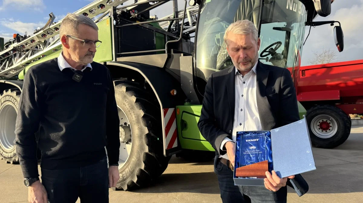 Jens Hansen og TBS fik overrakt en anerkendelse for de 50 solgte Rogator-sprøjter af Jan Kongsgaard (tv.) fra Fendt. 